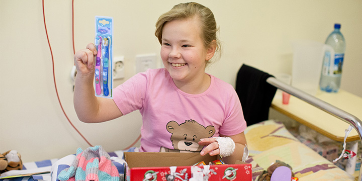 girl in hospital with shoebox