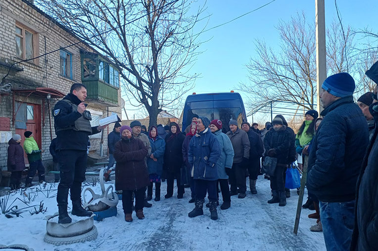 Vera’s teammate reads Scripture to Ukrainians who are weary of war.