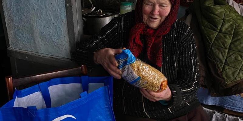 For Hanna, 75, a delivery of groceries from Samaritan’s Purse gives hope and encouragement that God has not forgotten her in southern Ukraine.