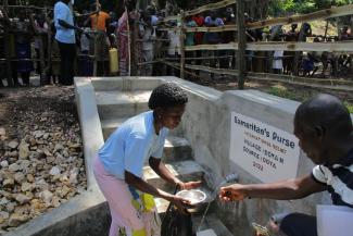 THIS CLEAN WATER POINT, ONE OF MANY ESTABLISHED BY SAMARITAN’S PURSE IN DRC’S FARADJE REGION, IS A LIFE-CHANGING BLESSING TO FAMILIES.