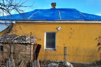 SAMARITAN’S PURSE TARP COVERS MANY ROOFS IN EASTERN UKRAINE.