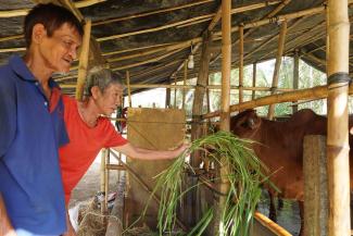 Sau (red shirt) has found an unexpected blessing from the Samaritan’s Purse livelihood programme: fellowship with his community.