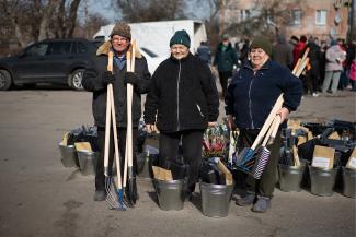 Maria (right) and her neighbours are grateful for the gardening resources they received from Samaritan’s Purse.
